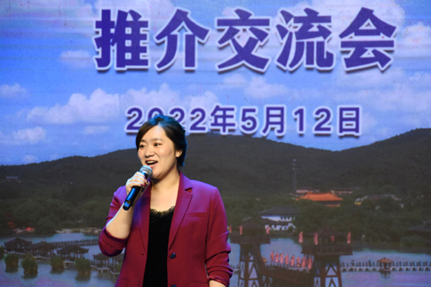 营销员用饱满的感情介绍景区产品亮点.jpg